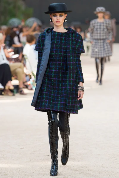 Look 15